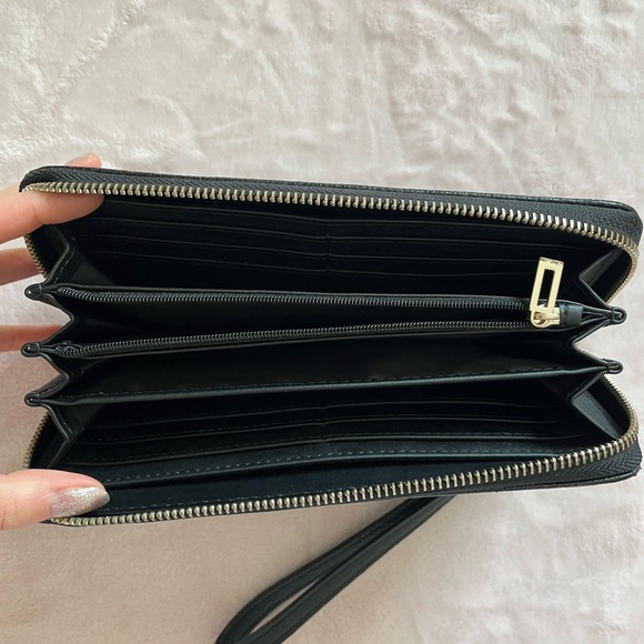Guess wristlet🖤 - Picture 4 of 5